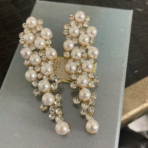 lovely pair of Christian Siriano earrings - Picture 1 of 2